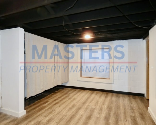 Building Photo - Three Bedroom House