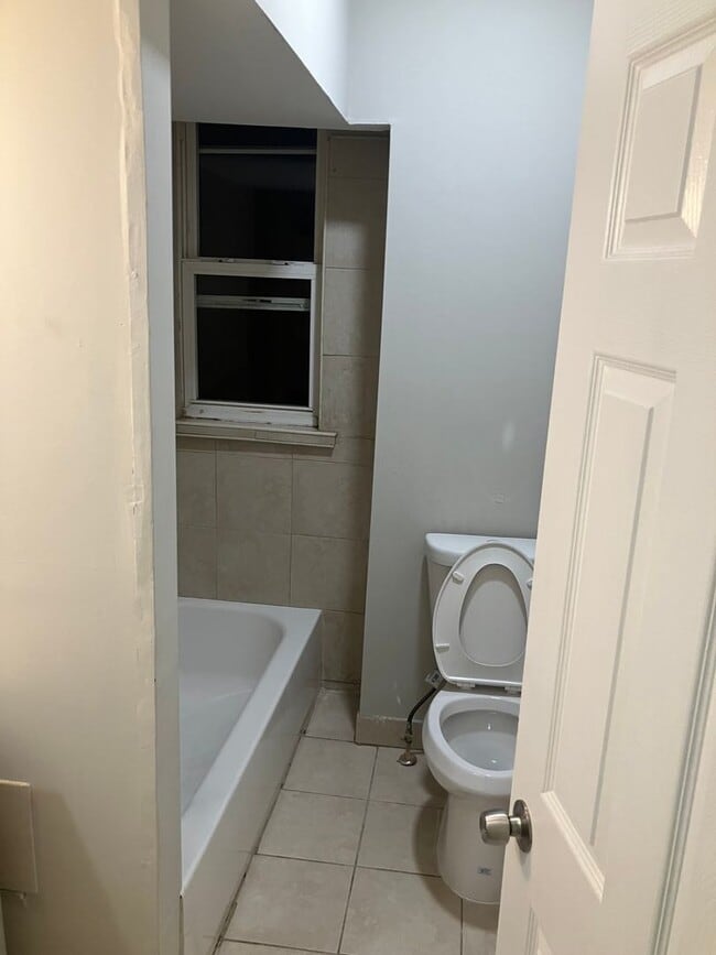 Building Photo - 7 Bedrooms 3.5 Bathrooms