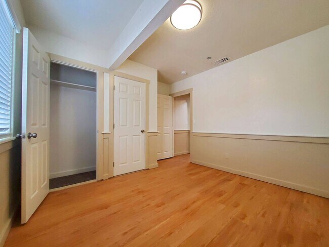 Building Photo - Mollison Duplex