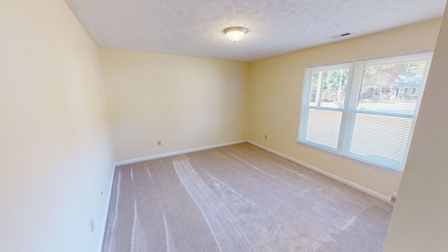 Building Photo - $350 OFF First Month's Rent! 3 Bedroom Upd...