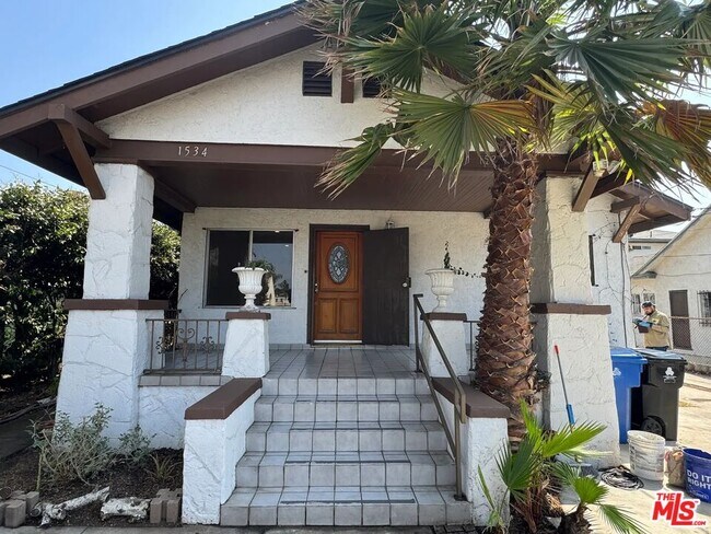 Building Photo - 1536 N Mariposa Ave