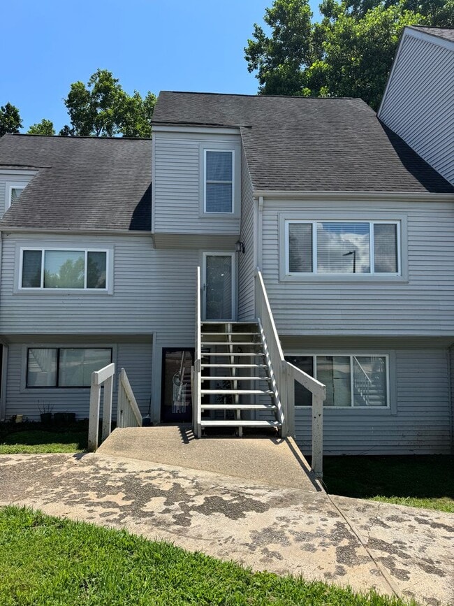 Building Photo - Affordable Lakeside Condo – 3 Bed, 1 Bath