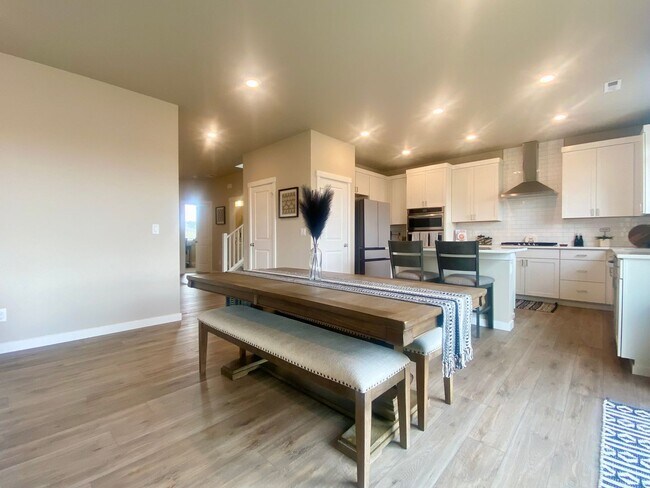 Building Photo - Modern Bonney Lake Home w/ AC  **SHORT TERM LEASE **