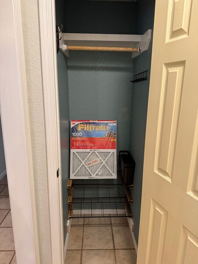 Building Photo - Immaculate home in Gentry close to schools