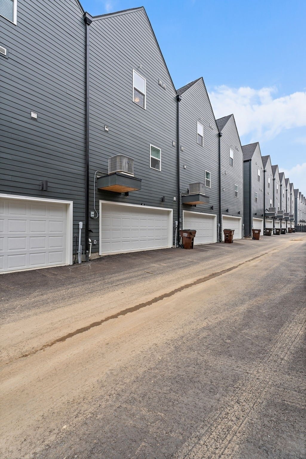 Building Photo - 608 Markham St