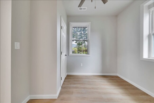 Building Photo - Updated 2 bedroom 1 bath with all new appl...