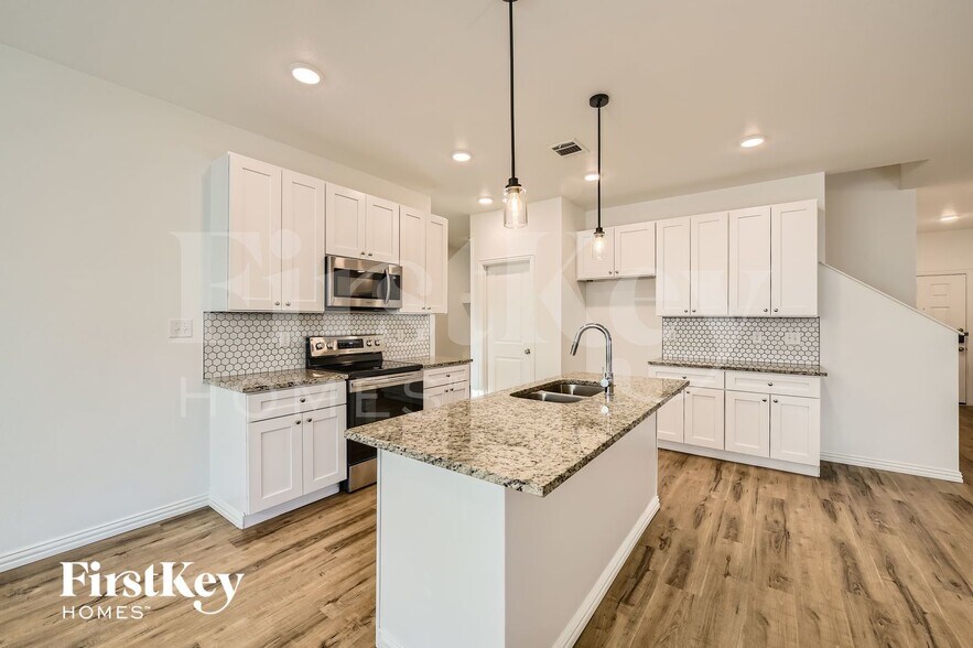 Building Photo - 7384 Parkside Pl Dr