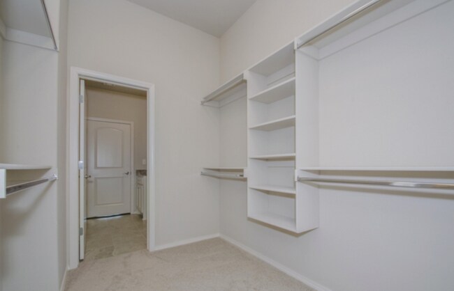 Building Photo - Unique 4 bed/2 bath/3 car garage Broken Arrow Home!