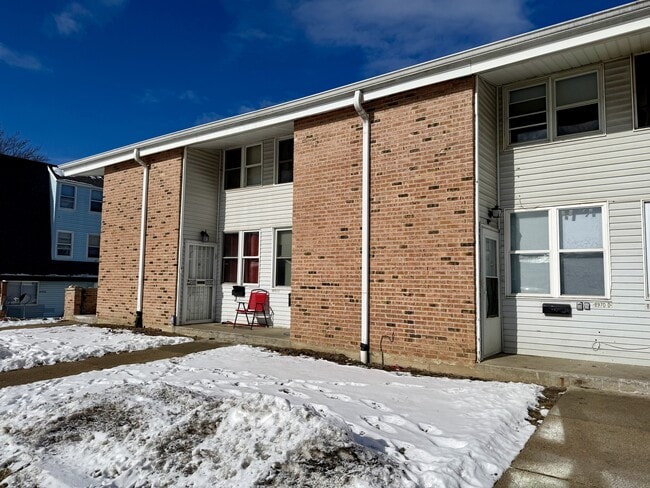 Building Photo - 8970 N 95th St