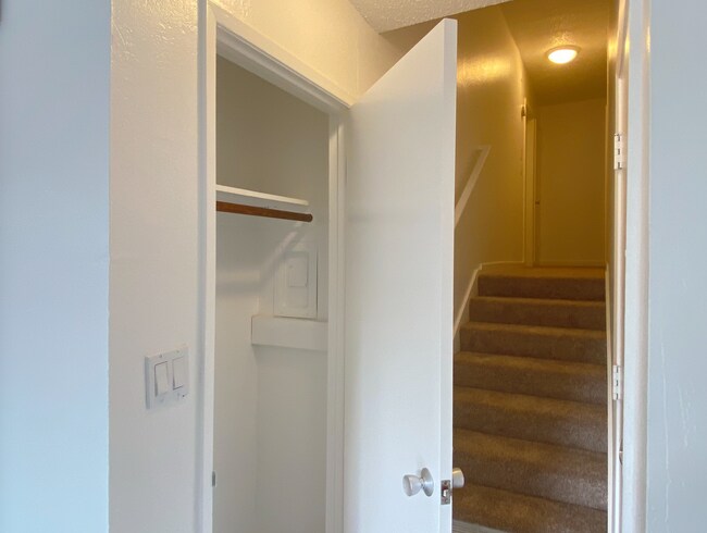 Building Photo - HUGE Stunning Remodeled 1BR/1BA Flat! Parking! -PROGRESSIVE