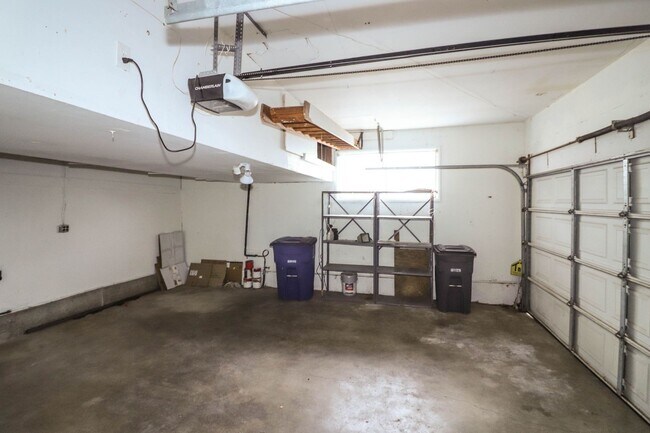 Building Photo - Darling 3 Bedroom With Hardwood Floors!