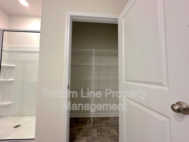 Building Photo - 211 Dogwood Crk Dr