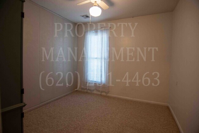 Building Photo - 4 Bedroom 1 Bath