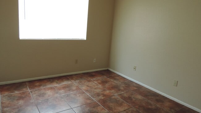 Building Photo - 3 bedroom 2 bath duplex