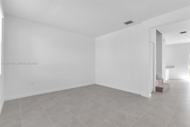 Building Photo - 2665 SE 28th St