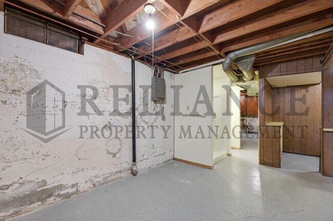 Building Photo - 2242 S Ridgewood Dr