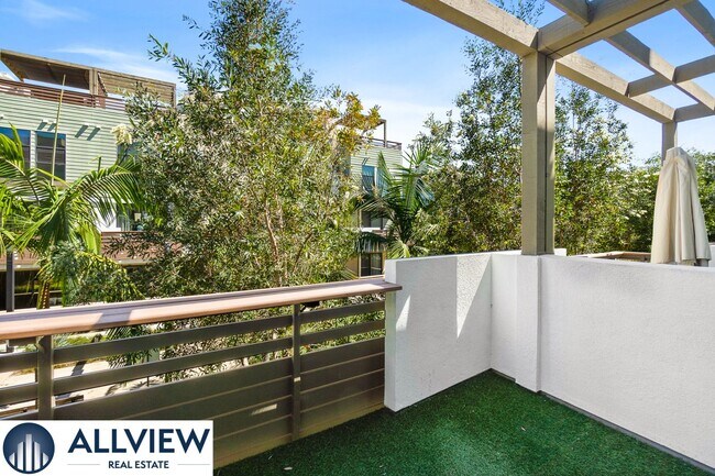 Building Photo - Gorgeous 4 Story Townhome Available in the Highly Desired 17 West Community!