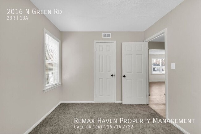 Building Photo - 2016 N Green Rd