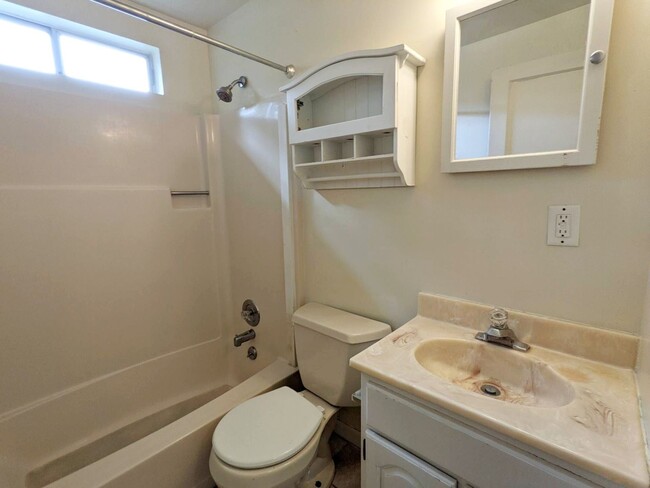 Building Photo - 5+ bedroom South Campus house w/ large fen...