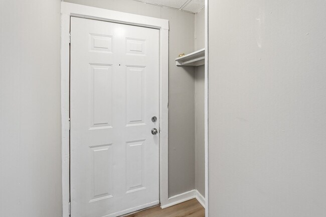 Building Photo - 14 Hacker St