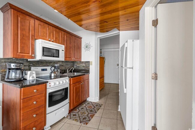 Building Photo - 202 70th Ave N