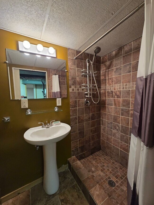 Building Photo - Beautiful 3 Bedroom Home - Garden City
