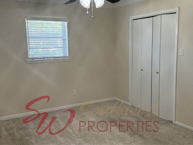 Building Photo - Lovely, spacious home that welcomes you in!