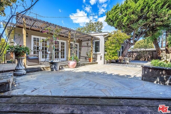 Building Photo - 11118 Franklin Ave