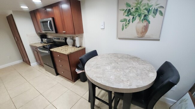 Building Photo - 1915 Lavers Cir