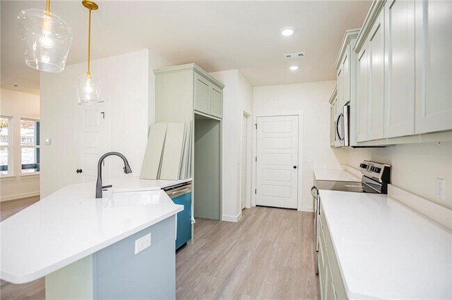 Building Photo - 3 Runnymede Cir