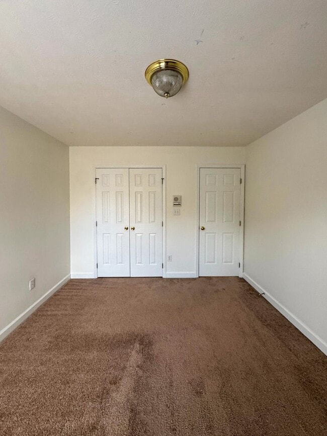 Building Photo - Charming 3 Bed 2.5 Bath Home in Gated Community