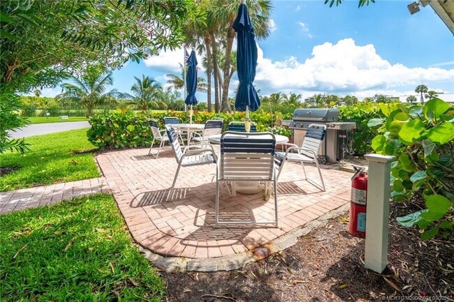 Building Photo - 5553 NE Gulfstream Way