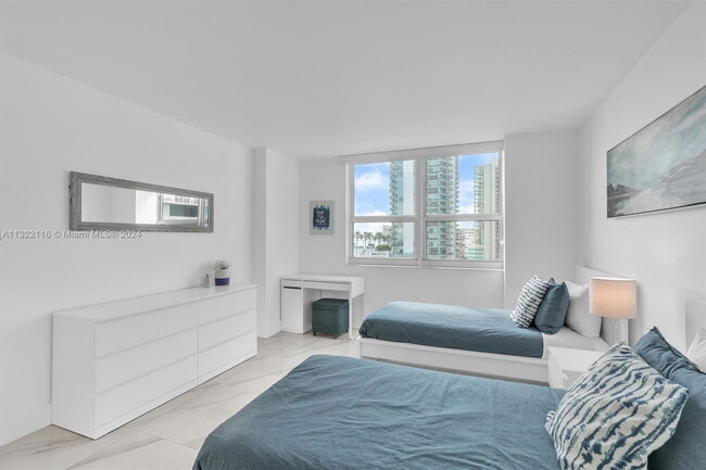 Building Photo - 1155 Brickell Bay Dr