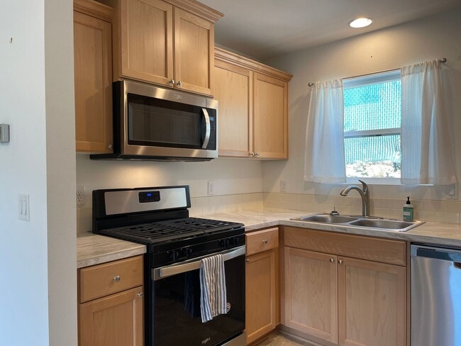 Building Photo - Beautiful 2 Bedroom 1.5 Bath 2 Story Home-...