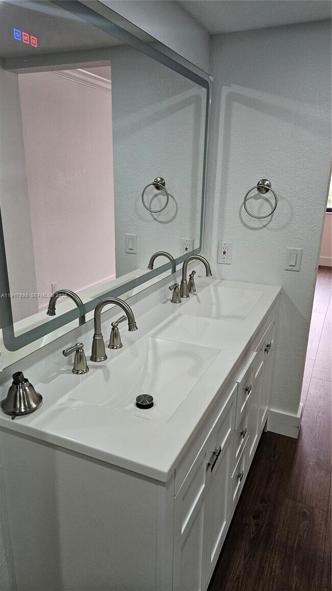 Building Photo - 105 Lake Emerald Dr