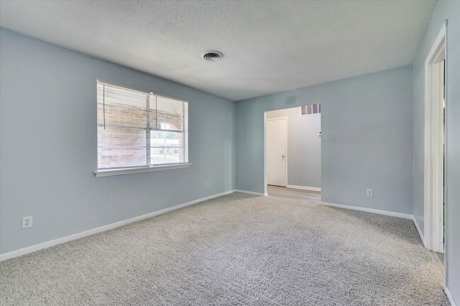 Building Photo - 2408 Southdale Dr