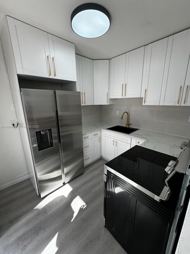 Building Photo - 602 SW 13th Ave