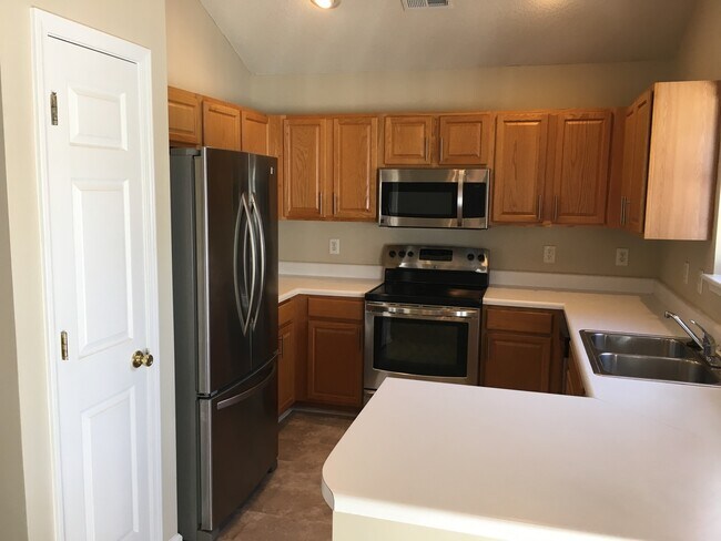 Building Photo - 404 Commons Dr