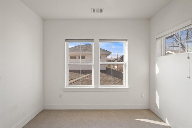 Building Photo - 1003 Fiesta St