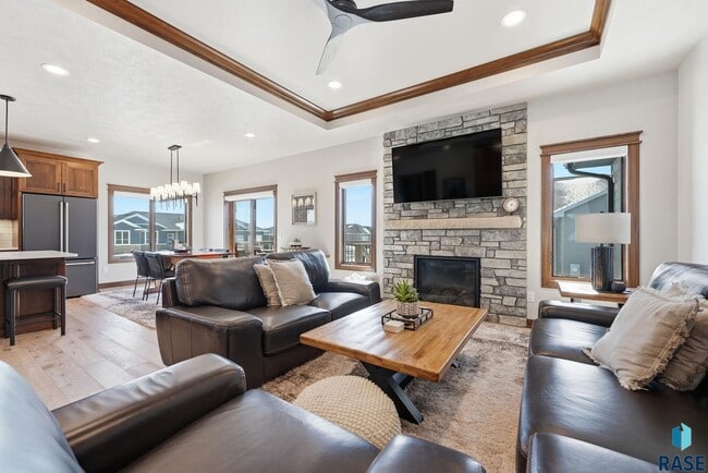 Building Photo - 2701 W Oak Hill Dr