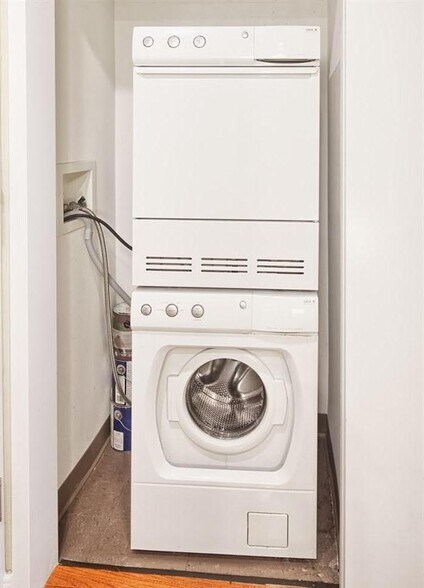 In-Unit Washer/Dryer - 20 Newport Pky