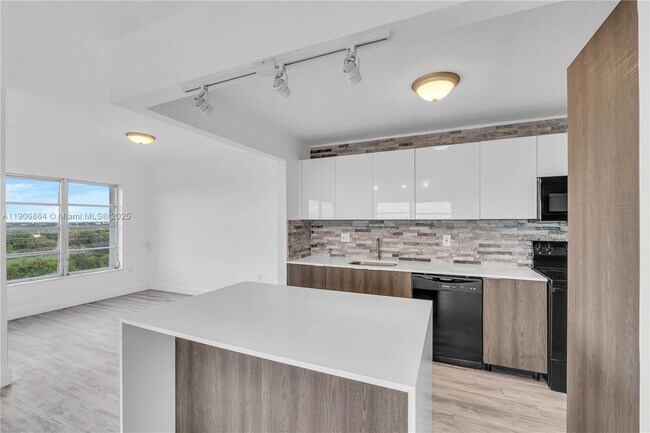 Building Photo - 4164 Inverrary Dr