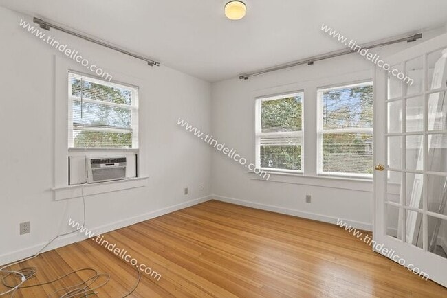 Building Photo - Spacious Pet Friendly Cape Cod in Multnomah Village with detached garage!