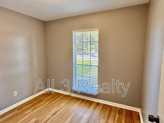 Building Photo - 728 E Gardendale Dr