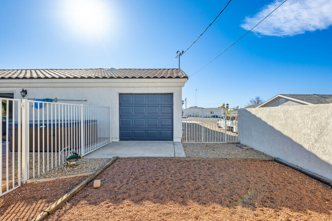 Building Photo - 3785 Cholla Dr