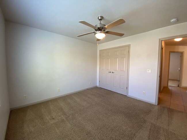 Building Photo - SPACIOUS HOME FOR RENT!