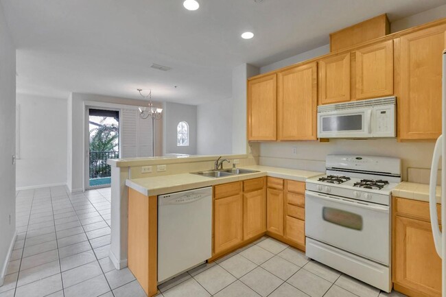 Building Photo - 2 bed 2 bath Condo!!