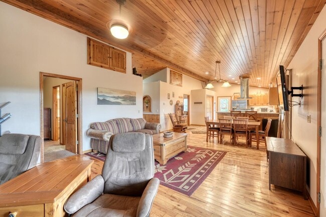 Building Photo - 586 Sun Valley Dr