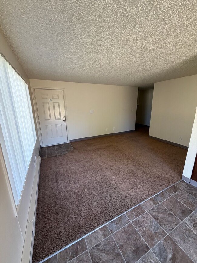 Building Photo - (473) Walnut Duplex - 2 Bedroom / 1 Bathroom