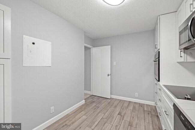 Building Photo - 307 Yoakum Pkwy